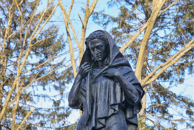 В Биробиджане открыли монумент "Матерям победителей"