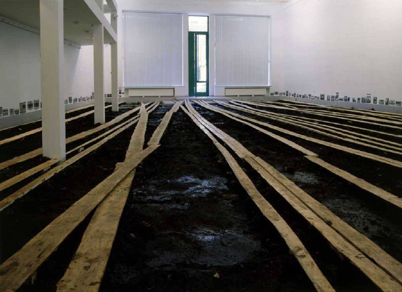 В Москве выставлена инсталляция из досок, вдохновленная картиной Пименова