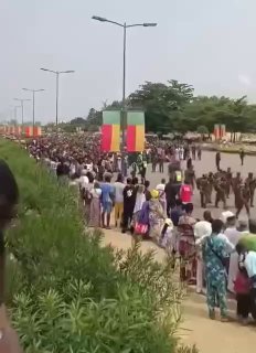 Французские солдаты столкнулись с протестом в Бенине