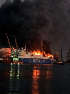 Турецкое судно горит в Черном море