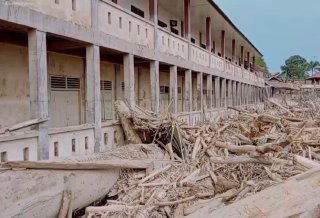 В Индонезии число жертв наводнений выросло до тысячи