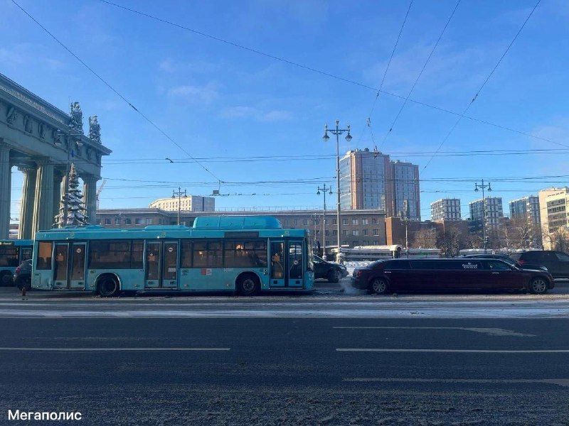 Автобус и лимузин столкнулись в Петербурге