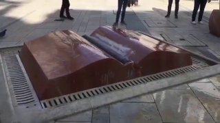 Необычный фонтан в Будапеште имитирует перелистывание страниц книги