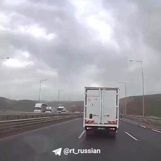 В Турции шторм опрокинул грузовики на трассе