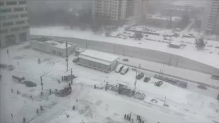 Москвичи помогают коммунальщикам убирать снег из-за сильной метели