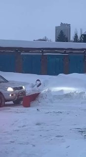 Необычный способ расчистки парковки в Новосибирске