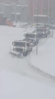 В Москве коммунальные службы застряли в снегу во время расчистки дорог