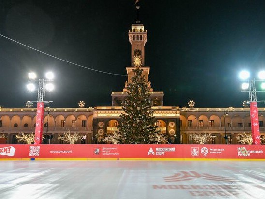 Каток у Северного речного вокзала в Москве временно закрыт из-за метели