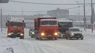 Пробка из самосвалов со снегом образовалась у снегоплавильного пункта в Сигнальном проезде
