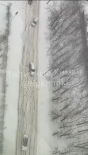 В Москве на Ленинском проспекте образовался каток из-за обледенения