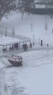 В Москве хаос из-за снегопада: пробки, бессилие коммунальщиков и шутки в сети