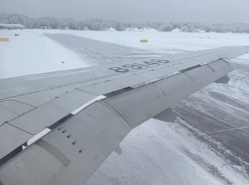 Самолет Sukhoi Superjet выкатился за пределы взлетно-посадочной полосы в Архангельске