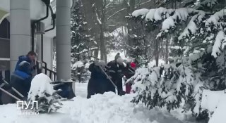 Лукашенко и принц Коля убирают снег