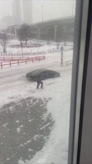 Москвич катается на Lamborghini зимой