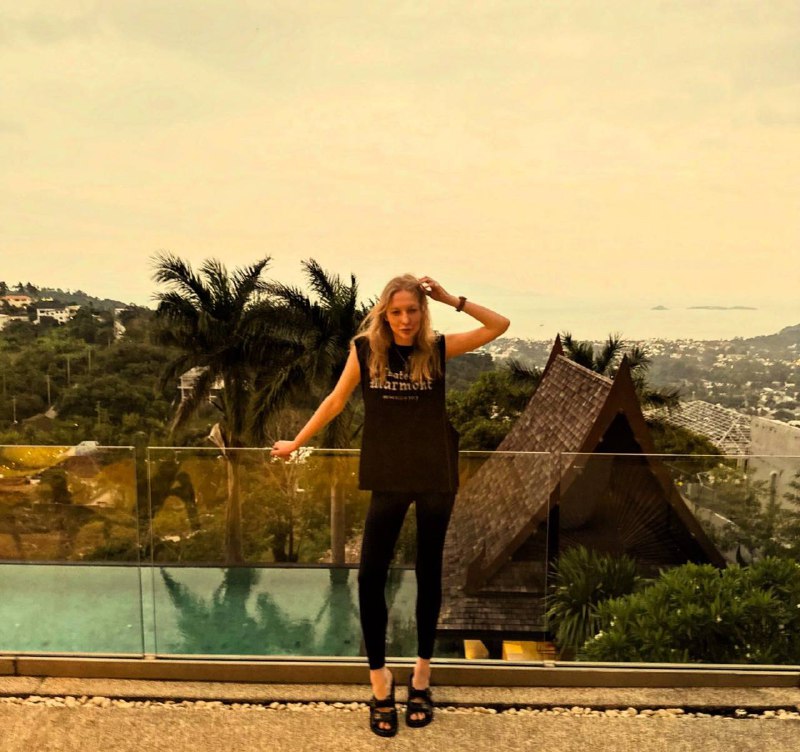 Блогер отдыхает на Самуи, наблюдая за сильными волнами