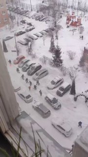 Москвичи помогают убирать снег после мощного снегопада