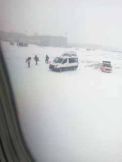 Самолет застрял в сугробе в Домодедово