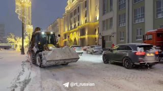 В Москве убирают последствия метели