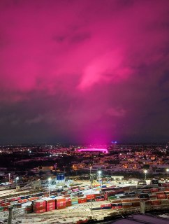 Небо над Бирмингемом окрасилось в розовый цвет после шторма