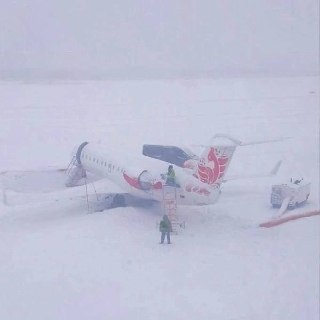 Самолет застрял в сугробе в Пулково