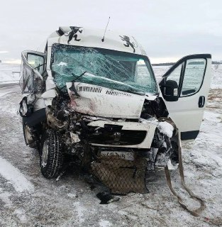В Красноярском крае столкнулись микроавтобус и грузовик, есть пострадавшие