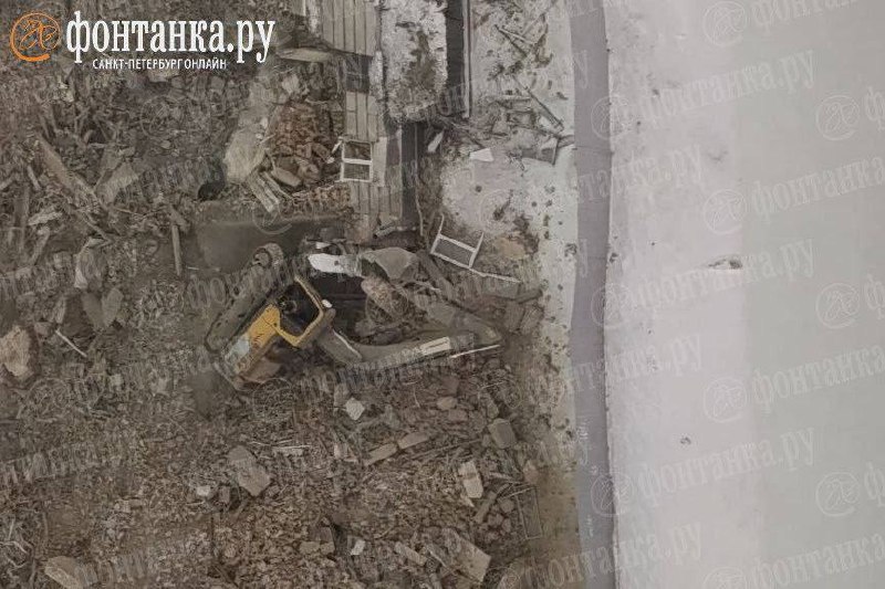 В Петербурге экскаватор упал на бок во время сноса здания ВНИИБ