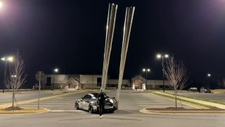 Житель установил на свой автомобиль 9-метровые выхлопные трубы