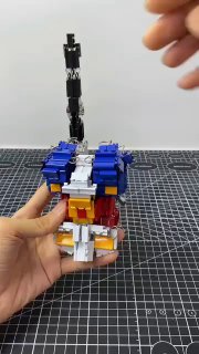 Гигантский робот из канцелярских скрепок