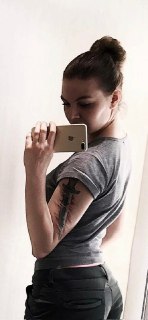 ФБК раскрыла татуировку с символикой гитлерюгенда у бывшей сотрудницы