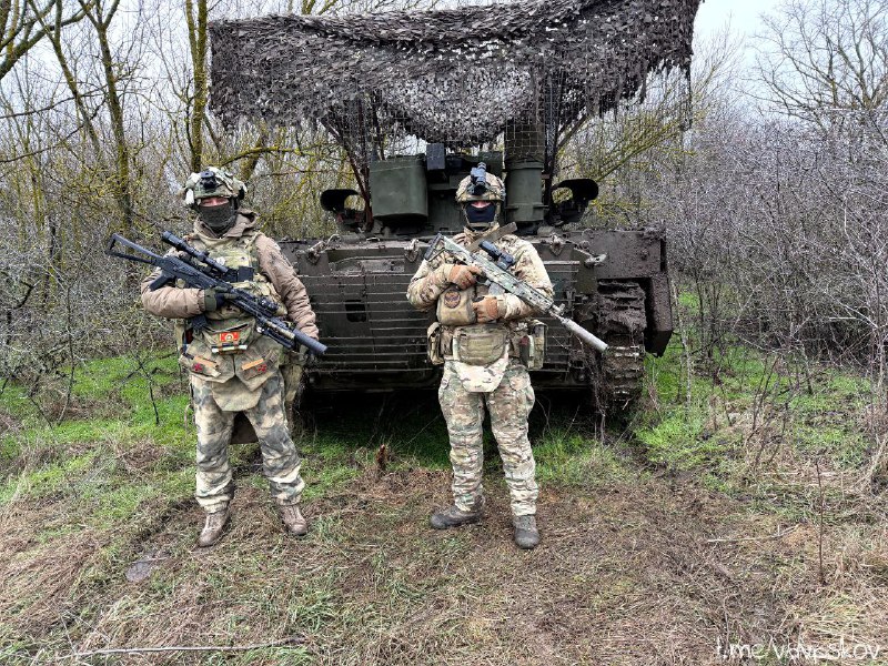 Солдаты 76-й дивизии ВДВ и БМПТ "Терминатор"