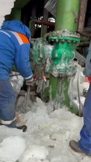 В Киеве ремонтируют теплотрассу после обстрела