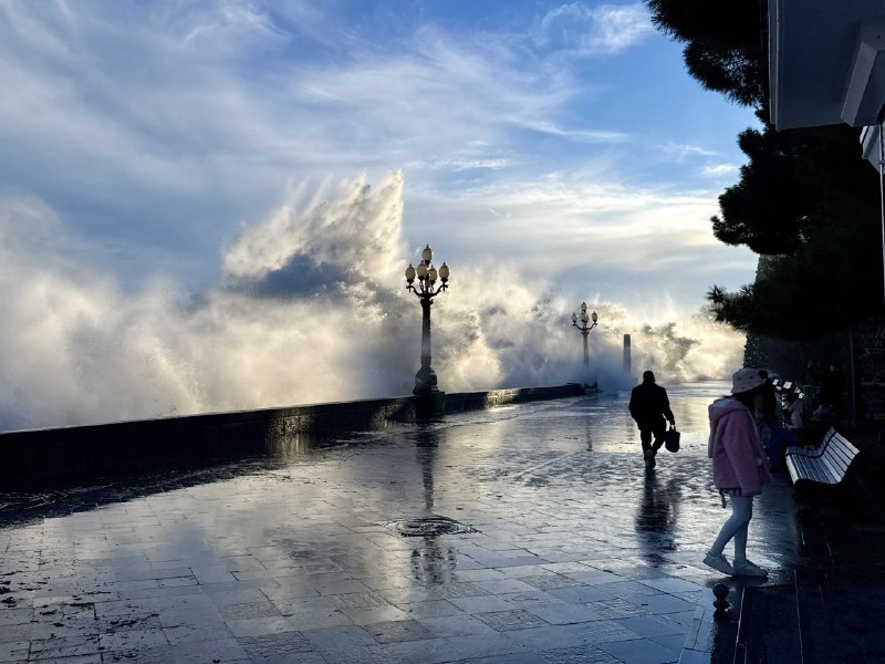 Шторм в Крыму: глава Ялты предупреждает об опасности