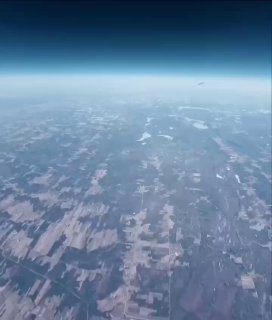 Запечатлен самолет, летящий на скорости 800 км/ч