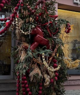 Власти Петербурга запретили магазину украшать вход баранками